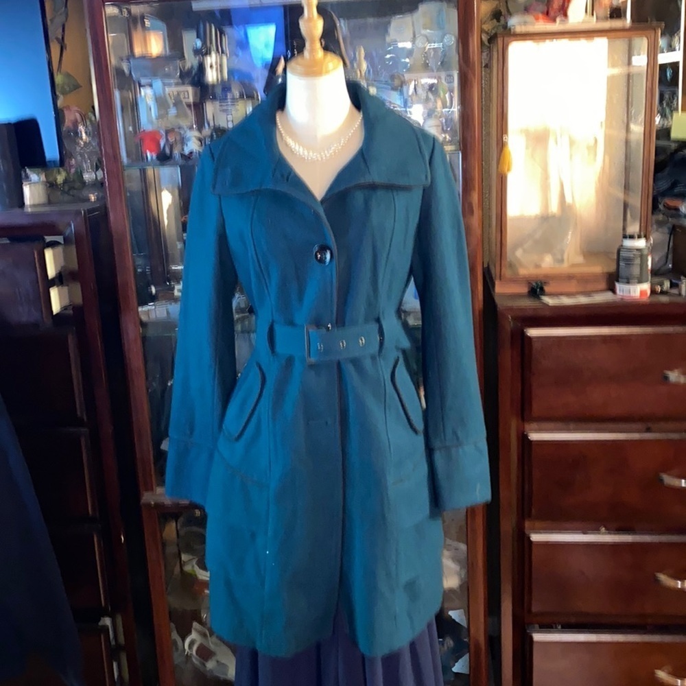 Steve Madden medium Coat, with beautiful 3 layer ruffle at bottom back